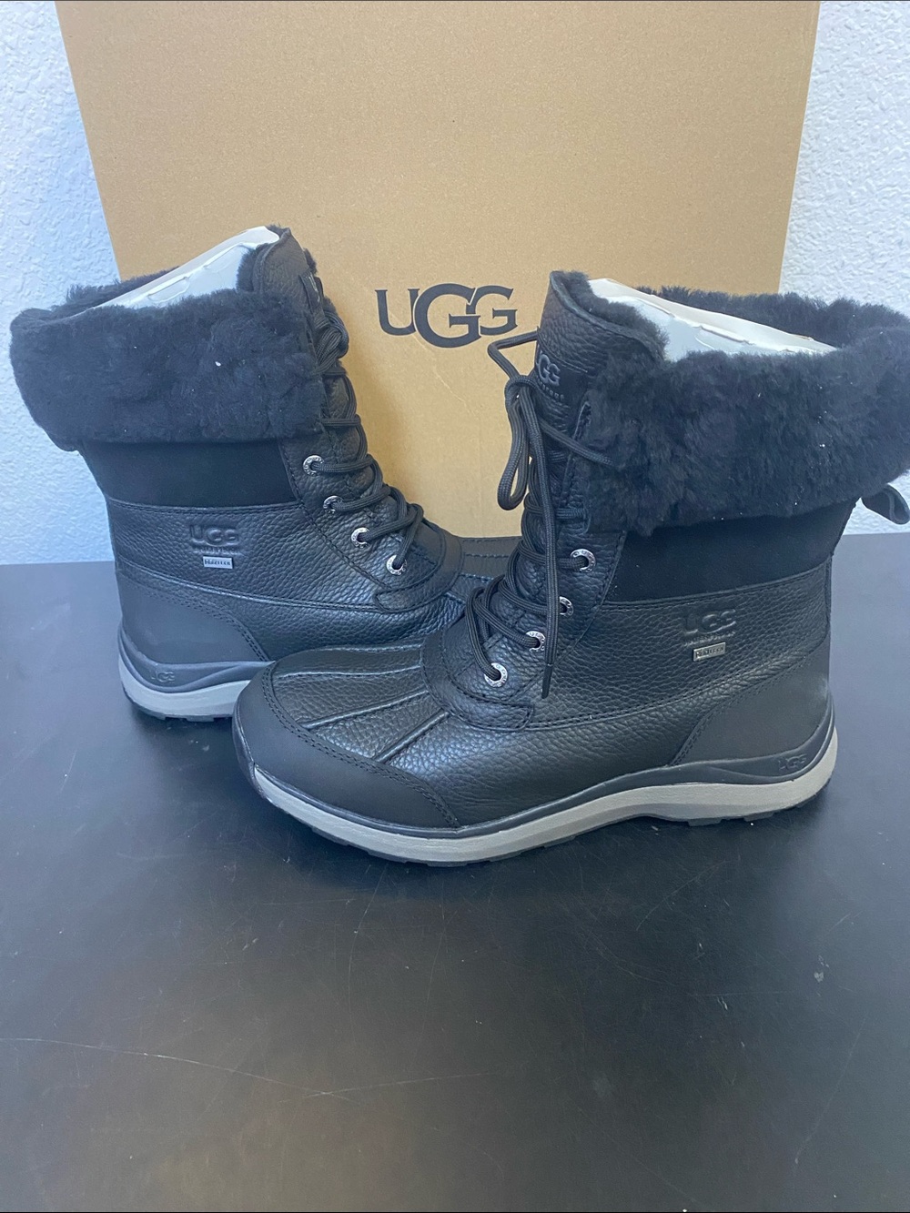 UGG ADIRONDACK III BLACK BLACK BOOTS - WOMEN'S size 10